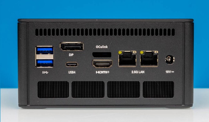 Les 4 Meilleurs Mini PC : Le Guide Complet-Minisforum-UM890-Pro-dos